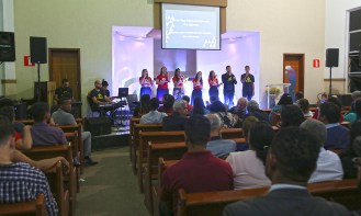 Ministério de Louvor e Banda da Igreja Adventista da Pampulha com os momentos de louvor (Foto: Renata Paes)