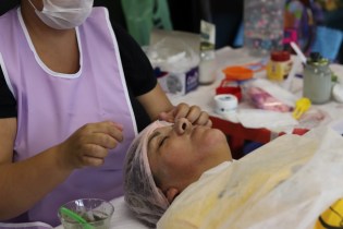 Mulheres ganharam limpeza de pele (Foto: Lourinaldo José da Silva)