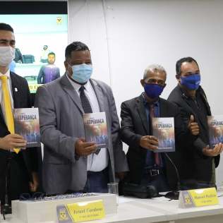 Os vereadores receberam um kit com necessaire personalizada, livro missionário e folheto de apresentação do Clube de Desbravadores. (Foto: Evellin Fagundes)