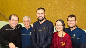 Marina and Daniel (far right) were baptized during the Women's Evangelism. (Photo: Comunicação APL)