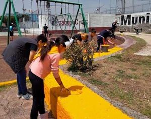 Children paint a municipal park as part of coordinated efforts to beautify and clean parks across the Central Mexican Union ahead of the national online evangelistic campaign in June 17-24, 2023. [Photo: Central Mexican Union]