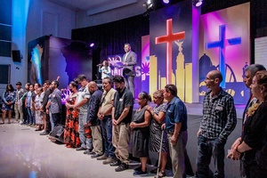 Pastor Daniel Torreblanca invites those attending the evening series at the Central Adventist Church during the evangelistic series, to choose Jesus as their Savior at the end of his online message. [Photo: Central Mexican Union]