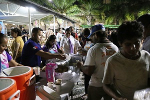 Church members distribute hot meals to family members of patients waiting in front of the Gomez Maza Hospital in Tuxtla Gutiérrez, Chiapas, Mexico, after watching the evening messages on a big screen. More than 200 hot meals were distributed during the eight-days the national evangelistic campaign was held. [Photo: Chiapas Mexican Union]