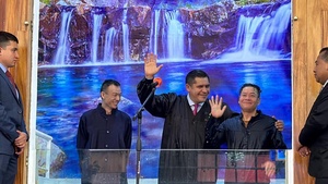 Shen Zhui (left) and Jim Feg (right) smile after being baptized by Pastor Enoc Ramírez, president of the Metropolitan Mexican Conference in Mexico City, Mexico, on June 17, 2023, at the Portales Adventist Church. Both are the first to be baptized in the congregation that is reaching out to the Chinese community in Mexico City. [Photo: Metropolitan Mexican Conference]