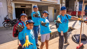 Caleb volunteers participating in the street sweeping in the gutters of the city of Tarapoto. (Photo: PACE)