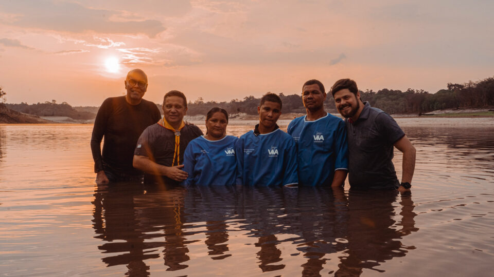 Pastores realizaram batismos no Rio Cuieiras após Semana de Evangelismo (Fotos: PV Moraes)